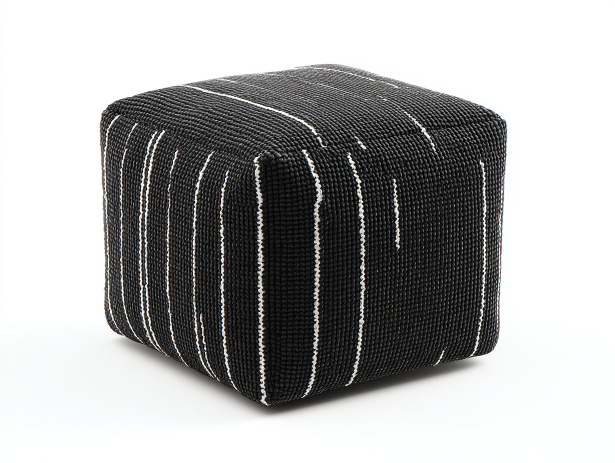 Pouf cubico 50×50×42 cm - tessuto nero con righe bianche - seduta imbottita contemporanea per camera da letto